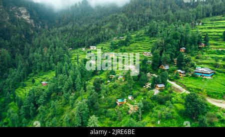 Paysage aérien de maisons locales dans le village de montagne de Jibhi entouré de verdure et de forêt de cèdre Banque D'Images