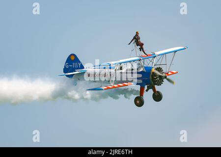 Eastbourne, East Sussex, Royaume-Uni. Présentant les promeneurs de l'Aerosuperbatic au Eastbourne Airshow 2022, Airbourne, avec exposition d'avions et flybys vus de Eastbourne Beach. 18th août 2022 Banque D'Images