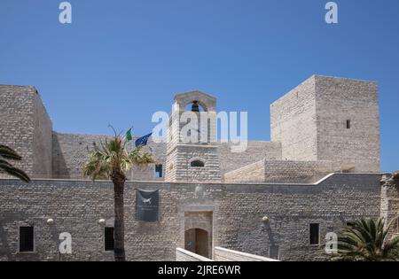 le château ou l'ancien fort de svevo dans la ville portuaire de trani sur la mer adriatique en puglia italie Banque D'Images