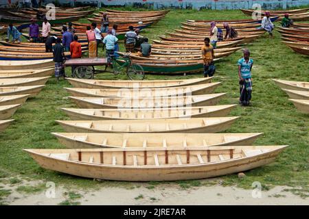 Manikganj, Dhaka, Bangladesh. 24th août 2022. Des centaines de bateaux en bois fabriqués à la main sont mis en vente sur le plus grand marché nautique du Bangladesh à Manikgonj, au Bangladesh. Utilisé par les locaux lors de la mousson quand de fortes précipitations provoquent l'éclatement de la rive de la rivière, chaque bateau coûte entre Â £ 30 et Â £ 80 selon leur taille et la qualité des matériaux utilisés pour les construire. Les gens se sont emportés sur le marché en plein air pour acheter des bateaux afin de se préparer à la prochaine saison des pluies. Crédit : ZUMA Press, Inc./Alay Live News Banque D'Images