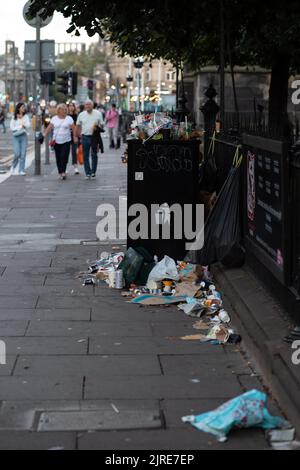 Édimbourg, Royaume-Uni. 23rd août 2022. Dans toute la capitale d'Édimbourg, les ordures s'accumulent dans les rues pendant la grève de collecte des ordures en cours. Les travailleurs publics responsables de l'enlèvement quotidien des déchets dans la ville sont actuellement en grève le cinquième jour d'une grève de douze jours. 23 août 2022 (photo de Hale Irwin/SIPA USA) crédit: SIPA USA/Alay Live News Banque D'Images