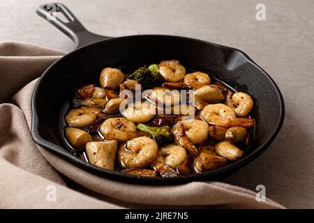 Gambas al Ajillo aux crevettes à l'ail et à l'huile d'olive aromatisée peperoncino Banque D'Images