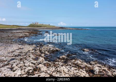 Château de Dunstanburgh du sud dans la vue de jour élevée pas de personnes Banque D'Images