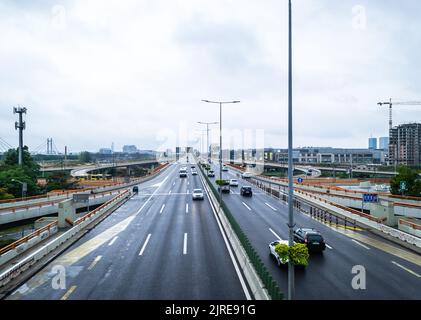 Belgrade, Serbie - 23 août 2022: Circulation routière dans le centre de Belgrade. Vue sur l'autoroute de Belgrade. Banque D'Images