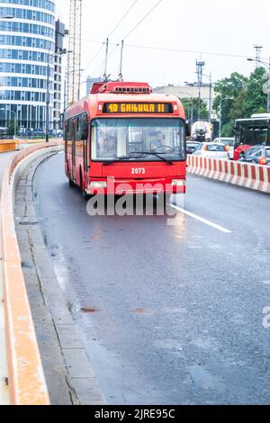 Belgrade, Serbie - 23 août 2022: Circulation routière dans le centre de Belgrade. Vue sur l'autoroute de Belgrade. Banque D'Images