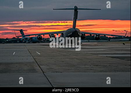 Un C-17 Globemaster III affecté à l'aile 305th de la mobilité aérienne, se prépare à recevoir le chargement de munitions guidées à lancement multiple à la base commune McGuire-dix-Lakehurst (N.J.), le 13 août 2022. La cargaison de munitions fait partie d'un paquet supplémentaire d'assistance à la sécurité pour l'Ukraine. L'assistance de sécurité que les États-Unis fournissent à l'Ukraine permet un succès critique sur le champ de bataille contre la force russe d'invasion. Banque D'Images