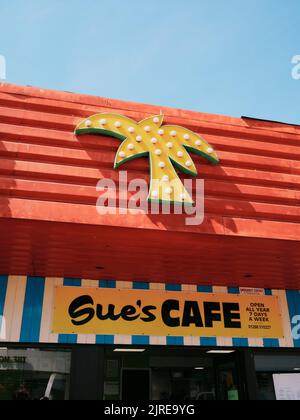 Les boutiques colorées cafés et l'architecture de bord de mer de Sue's Cafe Canvey Island, Thames Estuary, Essex, Angleterre Royaume-Uni Banque D'Images