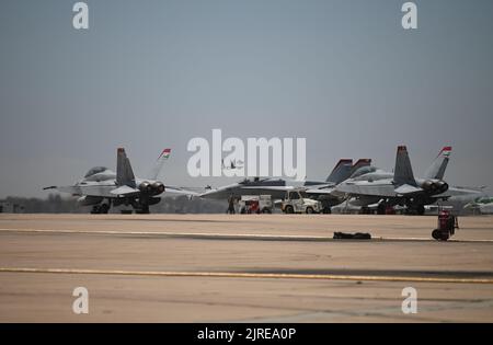 Un aigle F-15 de la US Air Force de la 173rd Fighter Wing descend la piste à la Marine corps Air Station Miramar le 15 août 2022. La 173rd Escadre de chasseurs a passé deux semaines à s'entraîner avec le F/A-18s de l'escadron d'entraînement d'attaque de chasseurs maritimes 101 (VMFAT-101) et le F-35s de l'escadron d'entraînement d'attaque de chasseurs maritimes 502 (VFMAT-502). (É.-U. Photo de la Garde nationale aérienne par le Sgt principal. Jennifer Shirar) Banque D'Images