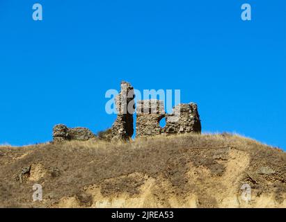 Le château médiéval en ruines Castillo de los Condes de Saldaña sur une colline surplombant la ville de Saldana Palencia Castille et Leon Espagne Banque D'Images