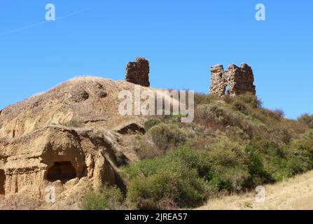 Le château médiéval en ruines Castillo de los Condes de Saldaña sur une colline surplombant la ville de Saldana Palencia Castille et Leon Espagne Banque D'Images