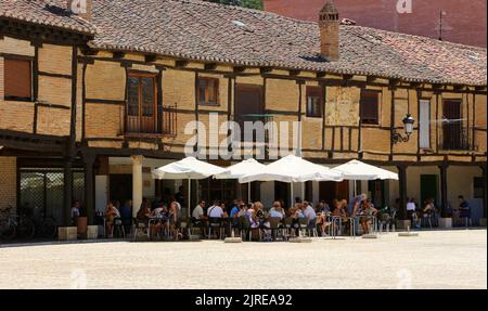 Terrasses de bar dans la Plaza Vieja Saldaña Palencia Espagne un jour ensoleillé d'août quand le marché est ouvert tous les mardis avec des buveurs à table pour le déjeuner Banque D'Images