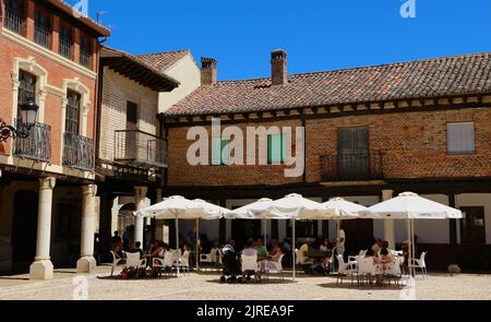 Terrasses de bar dans la Plaza Vieja Saldaña Palencia Espagne un jour ensoleillé d'août quand le marché est ouvert tous les mardis avec des buveurs à table pour le déjeuner Banque D'Images