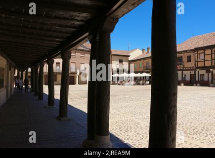 Terrasses de bar dans la Plaza Vieja Saldaña Palencia Espagne un jour ensoleillé d'août quand le marché est ouvert tous les mardis avec des buveurs à table pour le déjeuner Banque D'Images