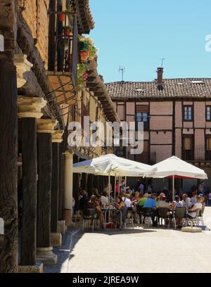 Terrasses de bar dans la Plaza Vieja Saldaña Palencia Espagne un jour ensoleillé d'août quand le marché est ouvert tous les mardis avec des buveurs à table pour le déjeuner Banque D'Images