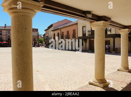 Terrasses de bar dans la Plaza Vieja Saldaña Palencia Espagne un jour ensoleillé d'août quand le marché est ouvert tous les mardis avec des buveurs à table pour le déjeuner Banque D'Images