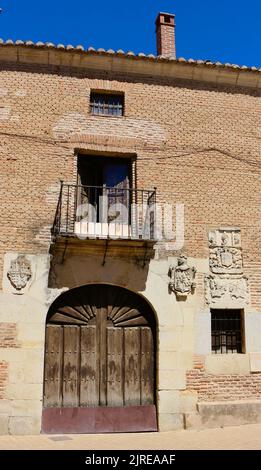 Façade avec balcon à trois armoiries et porte en bois de la Casa del marqués de la Valdavia Saldaña Palencia Castille et Leon Espagne Banque D'Images