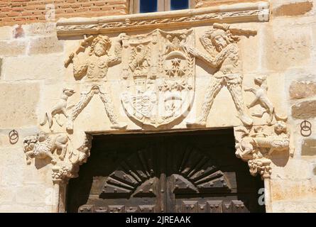 Gros plan des armoiries sur la porte principale de la Casa del marqués de la Valdavia Saldaña Palencia Castille et Leon Espagne Banque D'Images