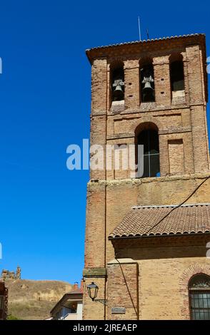 L'église reconvertie abritant le musée de la Villa romaine Olmeda avec le château au sommet d'une colline en arrière-plan Saldaña Palencia Castille et Leon Espagne Banque D'Images