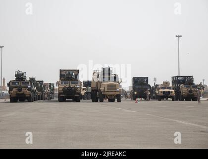 Les Marines des États-Unis avec combat Logistics Regiment 1, 1st Marine Logistic Group, déchargent des véhicules militaires pendant l'exercice Native Fury 22 au port commercial de Yanbu, Royaume d'Arabie Saoudite, le 9 août 2022. L'exercice Native Fury 22 est vital pour renforcer les relations de longue date des États-Unis avec les forces armées saoudiennes. L'exercice renforce les tactiques combinées, les capacités maritimes et favorise la stabilité régionale à long terme. (É.-U. Photo du corps marin par Cpl. Casandra Lamas) Banque D'Images