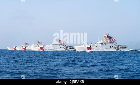 220822-A-KS490-1182 DÉTROIT D'ORMUZ (AOÛT 22, 2022) à partir de la gauche, les coupeuses à réponse rapide USCGC Glen Harris (WPC 1144), USCGC John Scheuerman (WPC 1146), USCGC Emlen tunnel (WPC 1145) et USCGC Clarence Sutphin Jr. (WPC 1147) passent par le détroit d'Hormuz, en août 22. Les couteaux sont déployés à l'avant vers la flotte américaine 5th afin d'assurer la sécurité et la stabilité maritimes à travers le Moyen-Orient. (É.-U. Photo de l'armée par la SPC. Noah Martin) Banque D'Images