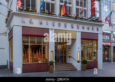 Lübeck, Schleswig-Holstein Allemagne - 06 16 2022: Vue sur un café du fabricant de massepain de Lübeck Niederegger Banque D'Images