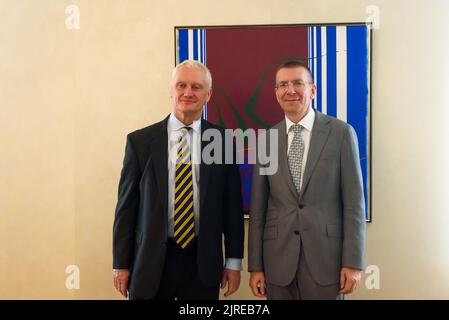 RIGA, LETTONIE. 24th août 2022. Graham Stuart (L), ministre d'État pour l'Europe du Royaume-Uni, rencontre Edgars Rinkevics (R), ministre des Affaires étrangères de Lettonie. Banque D'Images