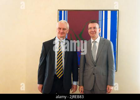 RIGA, LETTONIE. 24th août 2022. Graham Stuart (L), ministre d'État pour l'Europe du Royaume-Uni, rencontre Edgars Rinkevics (R), ministre des Affaires étrangères de Lettonie. Banque D'Images