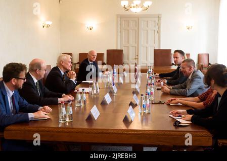 RIGA, LETTONIE. 24th août 2022. Graham Stuart (L), ministre d'État pour l'Europe du Royaume-Uni, rencontre Edgars Rinkevics (R), ministre des Affaires étrangères de Lettonie. Banque D'Images