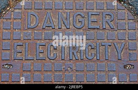 Danger - électricité , réseau en fonte rouillé, Angleterre, Royaume-Uni Banque D'Images