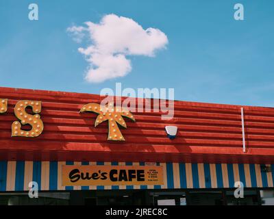 Les boutiques colorées cafés et l'architecture de bord de mer de Sue's Cafe Canvey Island, Thames Estuary, Essex, Angleterre Royaume-Uni Banque D'Images