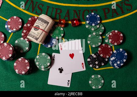 Table Black Jack avec cartes et jetons Banque D'Images