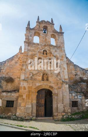 Façade de l'église Nuestra Señora de la Cueva. Hontangas, province de Burgos, Castilla Leon, Espagne. Banque D'Images