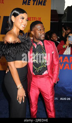 LOS ANGELES, CA - 23 AOÛT : (G-D) Eniko Parrish et Kevin Hart assistent à la première à Los Angeles de Netflix's 'e Time' au Regency Village Theatre on A Banque D'Images