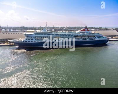 Le bateau de croisière Balmoral Maiden appelle à Liepaja pendant la croisière d'été 2022 en mer Baltique. Navire approchant le brise-lames du port de Liepaja. Photo de drone aérien Banque D'Images