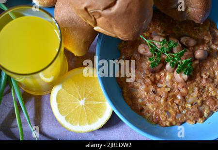 Une assiette de haricots fava. C'est une cuisine de petit déjeuner moyen-orientale. Banque D'Images