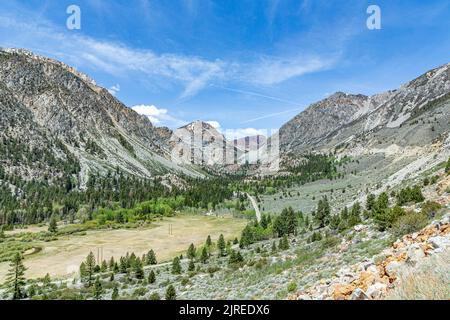 Vue panoramique sur les montagnes de Tioga Pass dans le parc national de Yosemite Banque D'Images