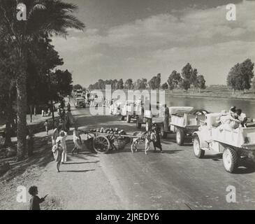 Une photo vintage vers 1942 montrant un convoi de camions de l'armée britannique qui se dirige vers le front de bataille pendant la campagne nord-africaine en Égypte en Afrique du Nord pendant la deuxième guerre mondiale Banque D'Images