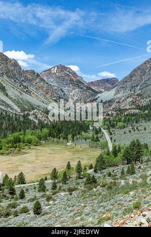 Vue panoramique sur les montagnes de Tioga Pass dans le parc national de Yosemite Banque D'Images