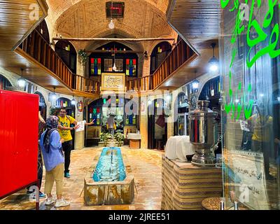 Téhéran, Iran - 28th mai, 2022: L'agence de marche persane guide de visite mâle expliquer l'histoire groupe de tour dans le vieux bâtiment historique dans sur la visite libre aroun Banque D'Images