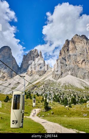 Le téléphérique entre le col Sella, ou Sellajoch, et le groupe Sassolungo jusqu'au Rifugio Toni Demetz Hütte Banque D'Images