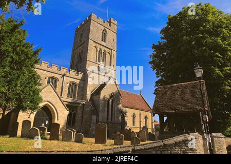 Felmersham, Bedfordshire, Royaume-Uni - église de St Mary avec sa jolie lychgate et sa cour d'église lors d'une journée ensoleillée en été Banque D'Images