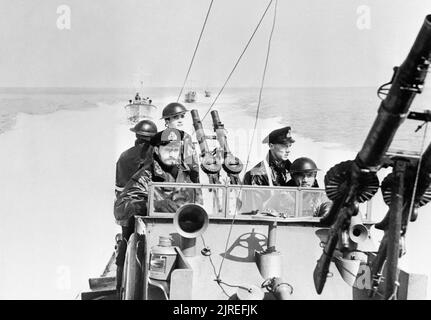 La Marine royale des torpilleurs à moteur en patrouille, 1940. En ligne du MTB, montrant l'équipage du MTB de plomb. Banque D'Images