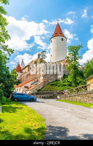 Le château de Krivoklat, République tchèque. Célèbre château gothique construit sur de grands rochers. Jour d'été avec ciel bleu et nuages. Célèbre destination touristique, medieva Banque D'Images