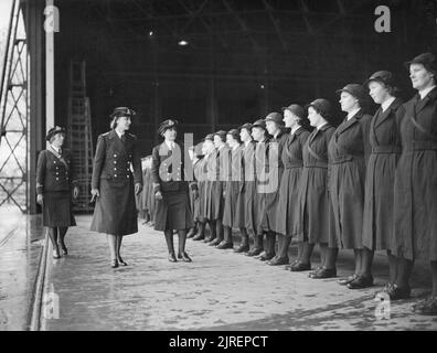 Son Altesse Royale la duchesse de Kent, président de Wrns Visites Établissements navals. 1940. Son Altesse Royale la duchesse de Kent à l'inspection des Wrens Station de la Fleet Air Arm, Donibristle. Banque D'Images