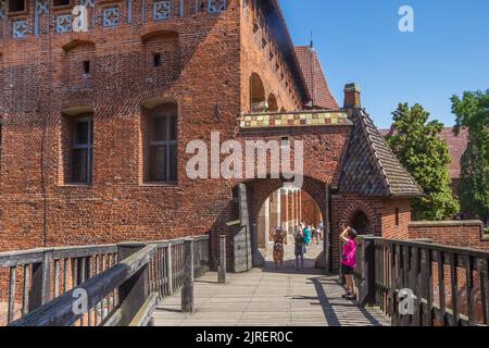 Pont en bois et porte d'entrée du château de Malbork, Pologne Banque D'Images