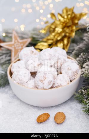 Biscuits de boules de neige traditionnels de Noël avec amandes sur fond neigeux vertical Banque D'Images