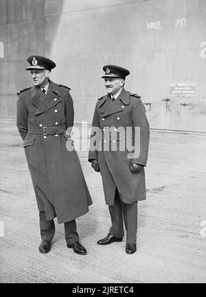 Royal Air Force Bomber Command, 1939-1941. L'Air Chief Marshal Sir Edgar Ludlow-Hewitt, Commandant de l'air en chef, le Bomber Command (à gauche), et le vice-maréchal de l'air J E UN Baldwin, Commandant de l'air n°3, Groupe, le Bomber Command, vus ensemble tout en accompagnant le Haut Commissaire pour la Nouvelle-Zélande au cours d'une visite à Feltwell, Norfolk. Banque D'Images