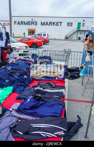 New Castle, DE, Etats-Unis - 21 août 2022: Gros plan de la marchandise offerte à la vente à un grand marché aux puces en plein air qui fonctionne du lever du soleil au coucher du soleil. Banque D'Images