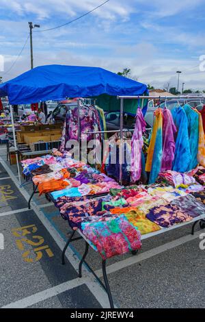 New Castle, DE, Etats-Unis - 21 août 2022: Gros plan de la marchandise offerte à la vente à un grand marché aux puces en plein air qui fonctionne du lever du soleil au coucher du soleil. Banque D'Images