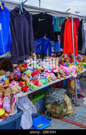 New Castle, DE, Etats-Unis - 21 août 2022: Gros plan de la marchandise offerte à la vente à un grand marché aux puces en plein air qui fonctionne du lever du soleil au coucher du soleil. Banque D'Images